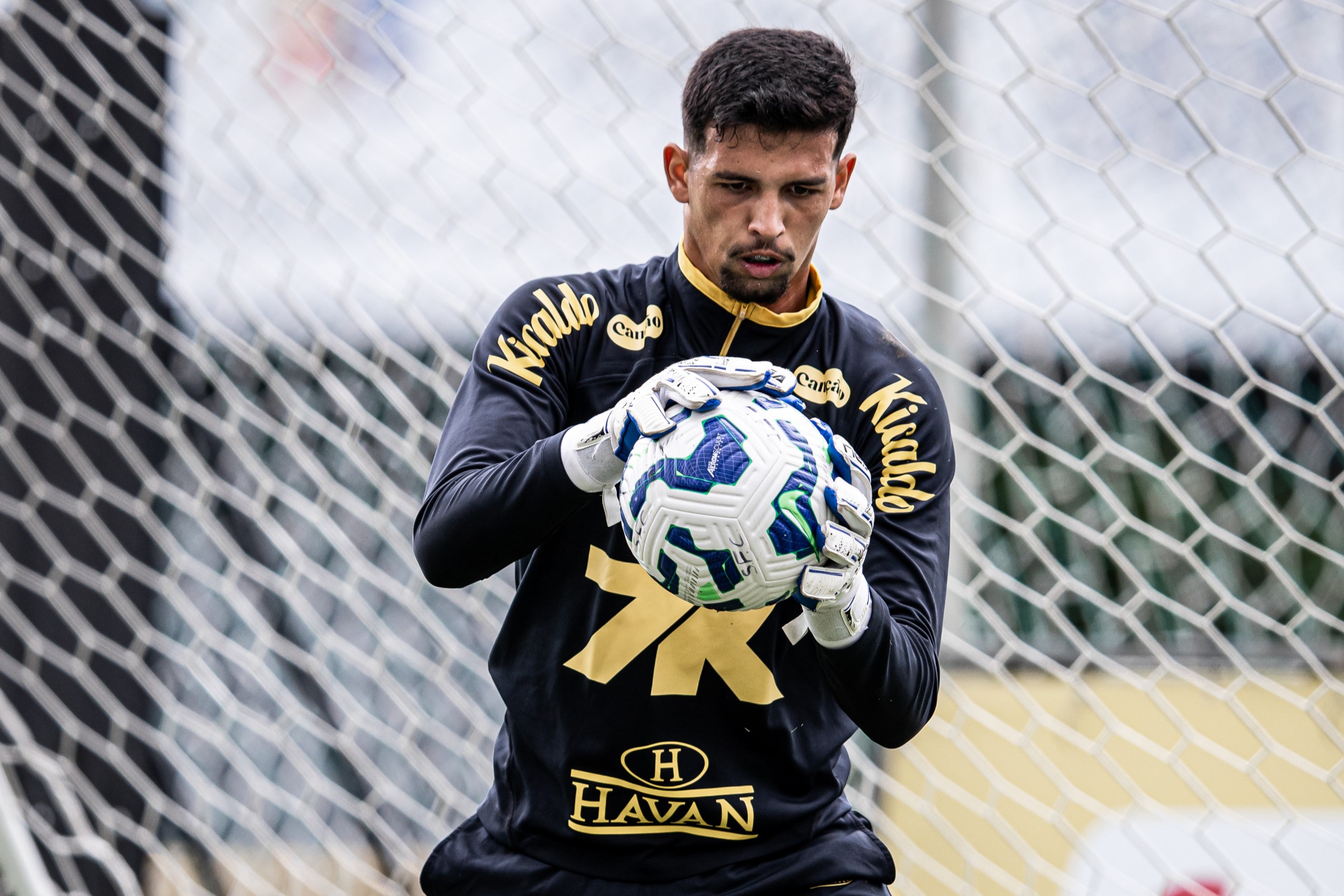 João Fernandes é emprestado pelo Santos e vai defender o Confiança em 2026