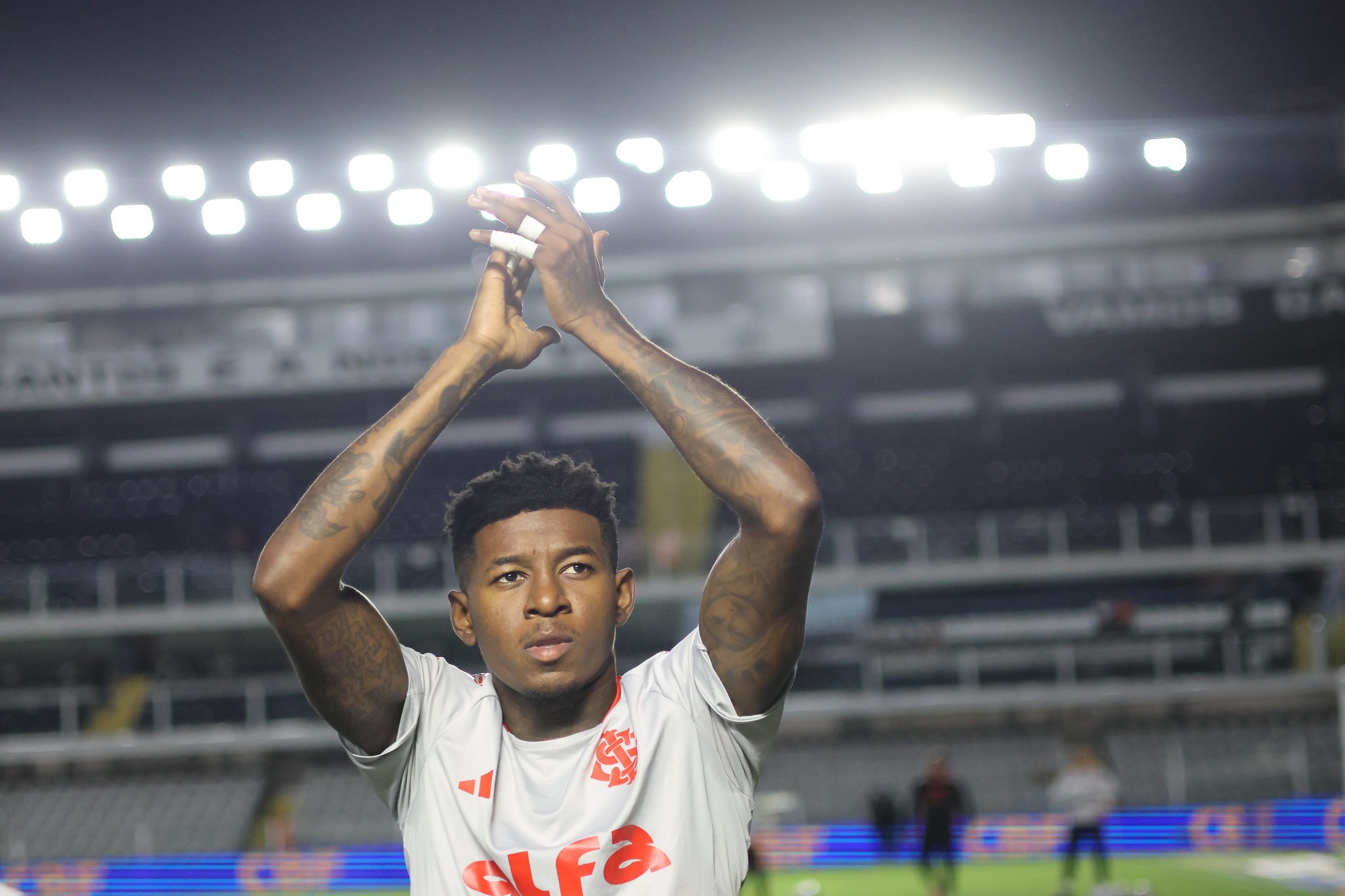 Vitão é confirmado como primeiro reforço do Flamengo para 2026 após acordo com Internacional