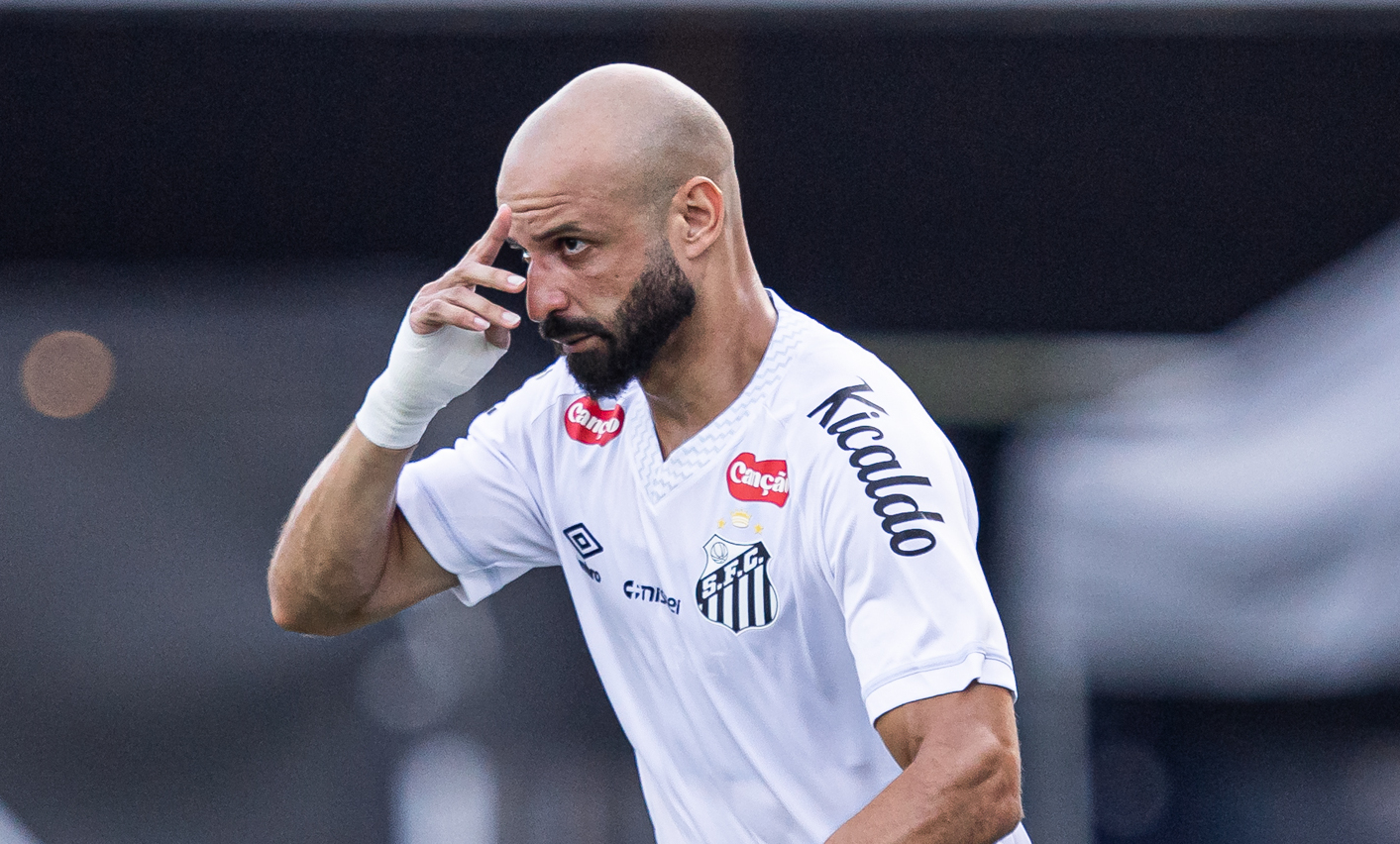 Thaciano brilha no Santos e ganha vantagem na disputa por vaga no ataque