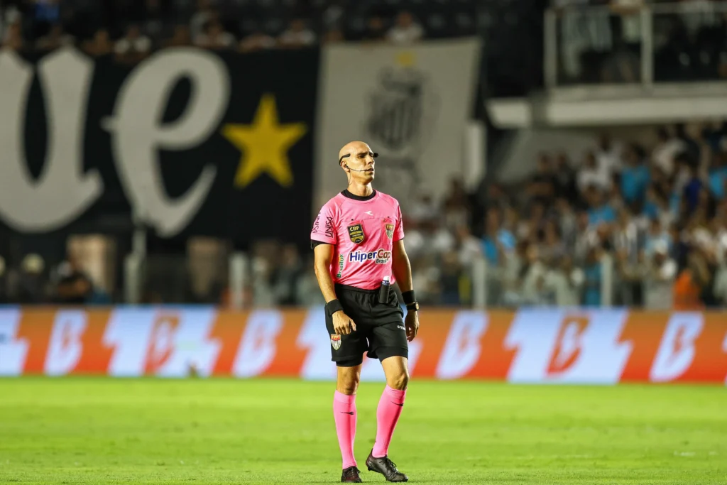 Árbitro Lucas Canetto é afastado após polêmica no clássico Santos x Corinthians