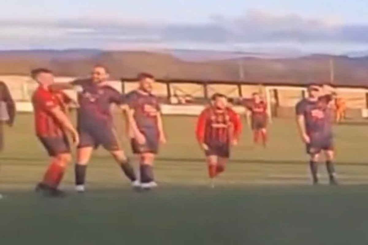 Jogador do Trearddur Bay FC é preso após cotovelada em rival durante jogo no País de Gales – imagem do artigo