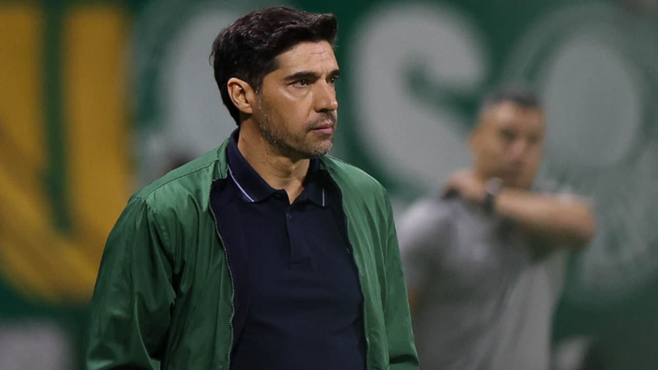Abel Ferreira elogia avanço na profissionalização da arbitragem após empate com Atlético-MG