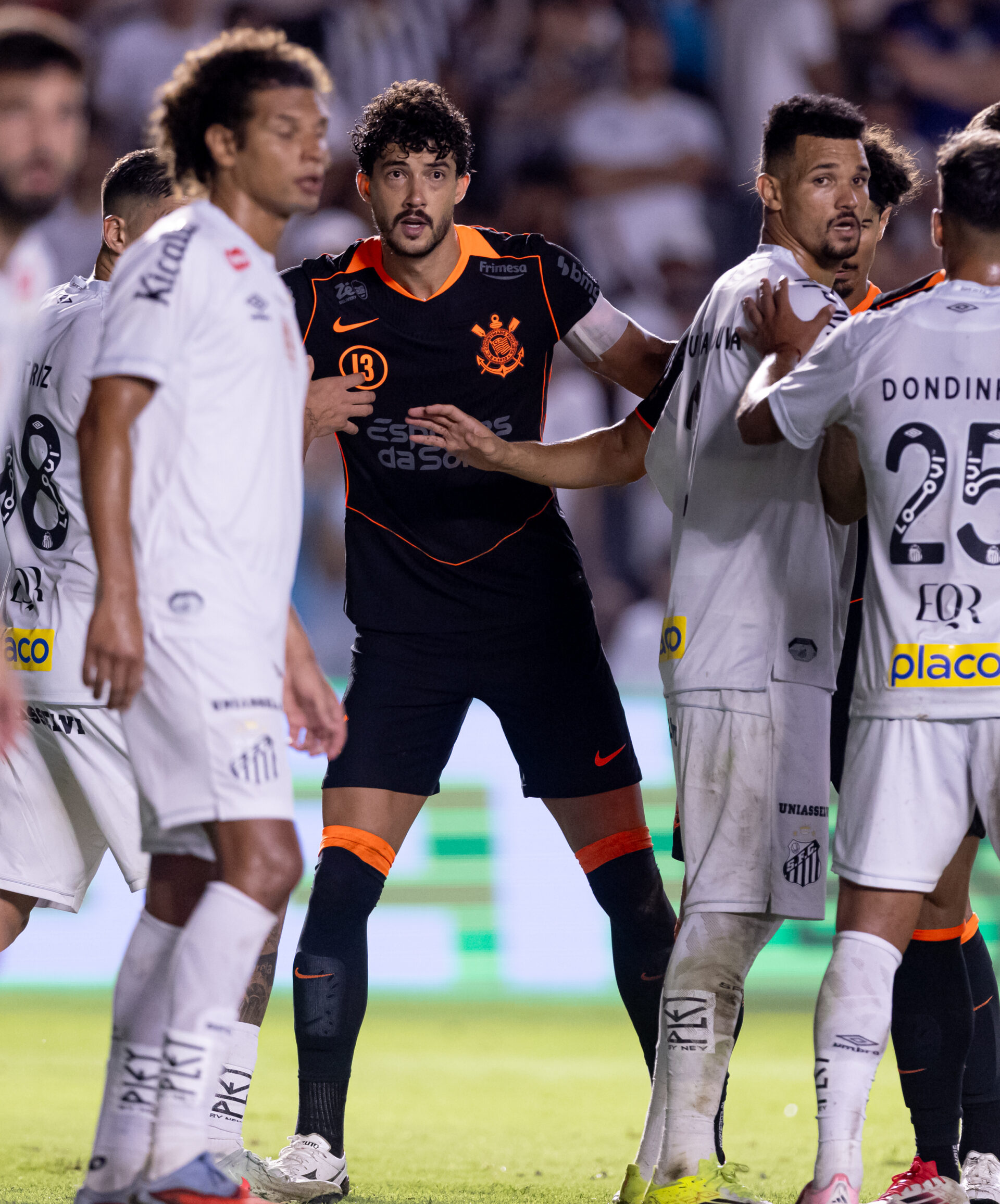 Corinthians domina clássico, mas Gabigol salva Santos com gol no fim