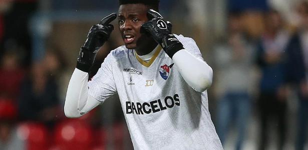 Disputa acirrada: Botafogo e Flamengo brigam pela contratação do goleiro Andrew