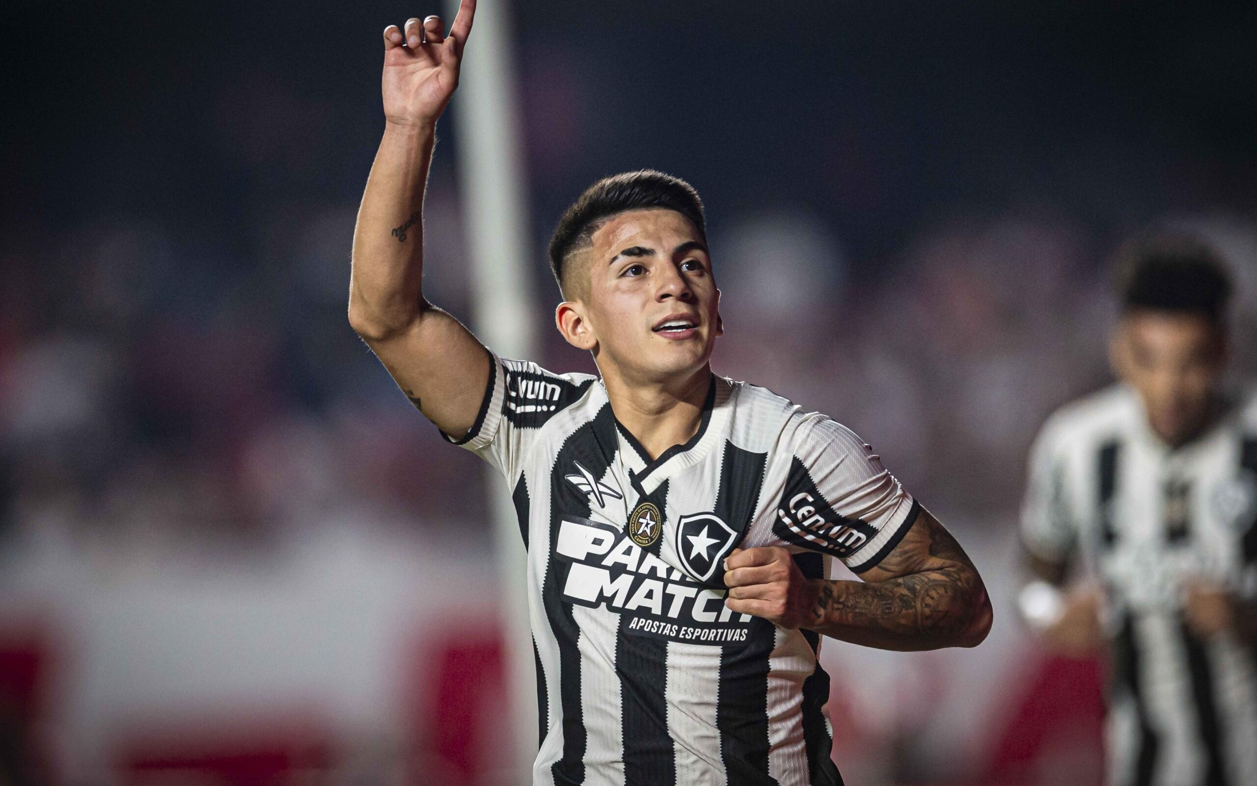 Thiago Almada emociona torcedores do Botafogo com gesto após golaço na Espanha