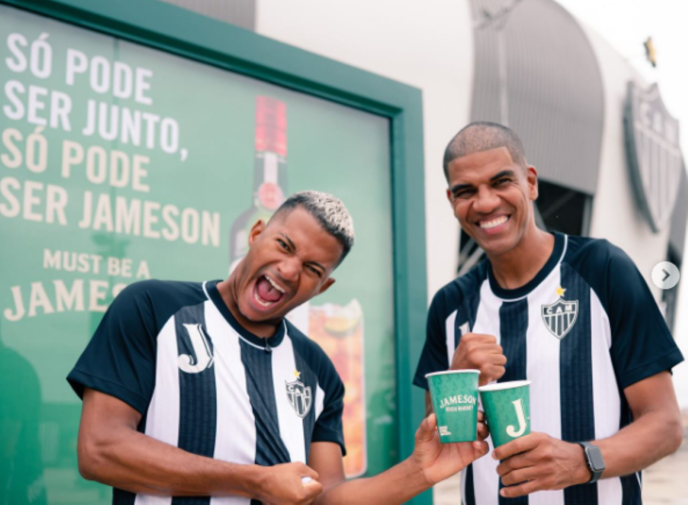 Léo Silva marca presença em ação da Jameson na Arena MRV e anima torcedores do Atlético – imagem do artigo