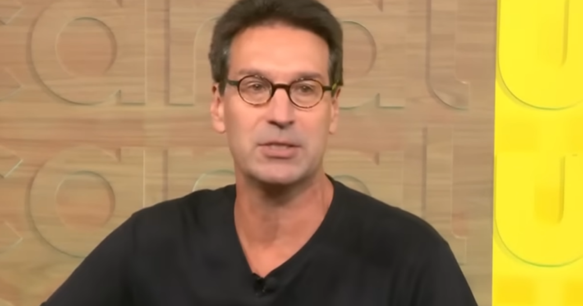 Jornalista revela como transmissões ao vivo podem influenciar decisões do VAR no futebol