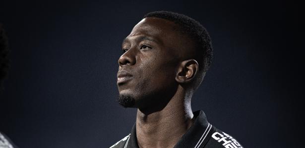 Vasco garante Cuesta até 2026 e mira reforço chileno para a zaga