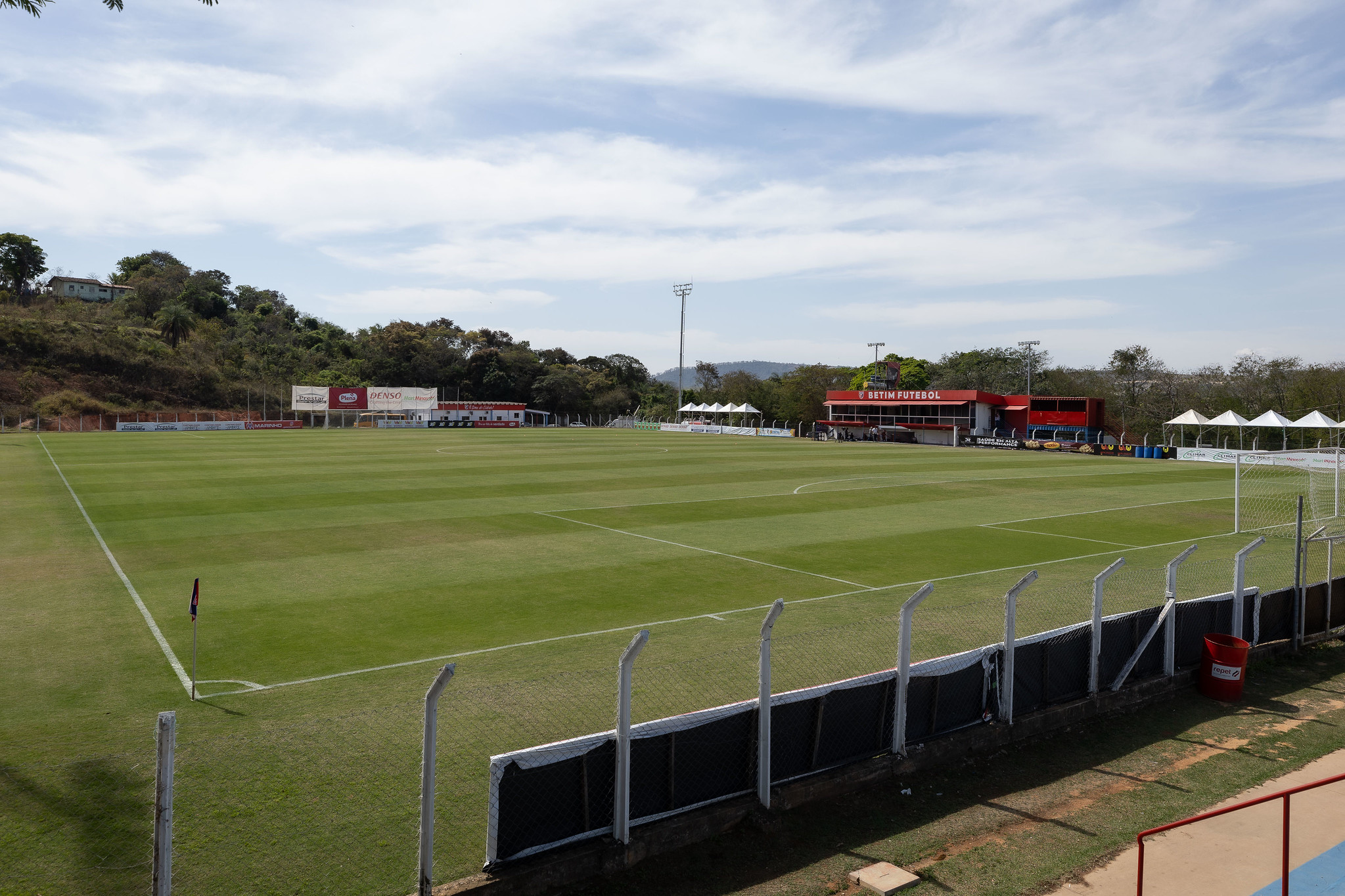 Torcida do Cruzeiro na Arena Vera Cruz: polêmica e decisão próxima para o jogo contra Betim