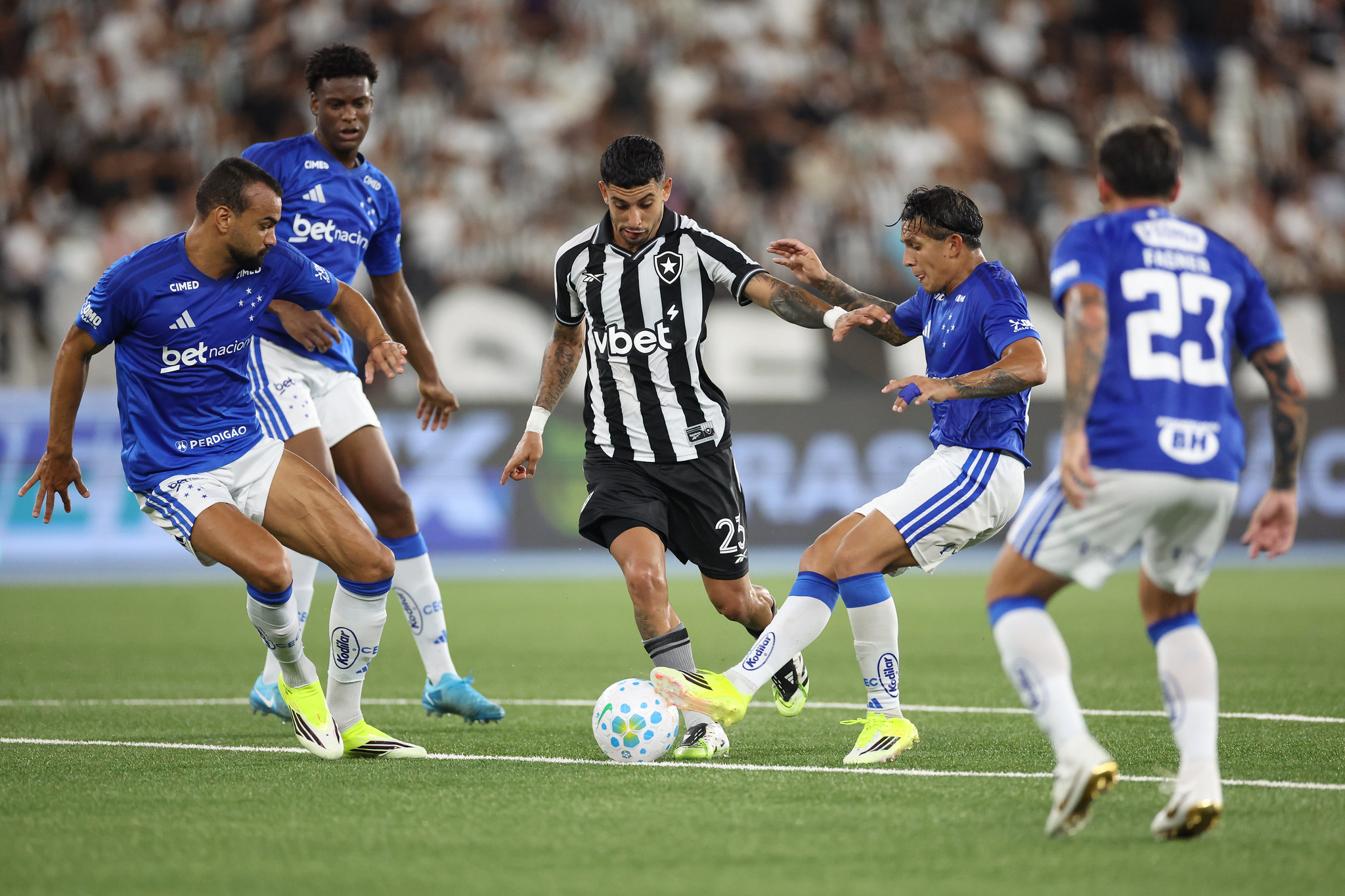 Cruzeiro decepciona na estreia do Brasileirão 2026 com derrota surpreendente no Rio