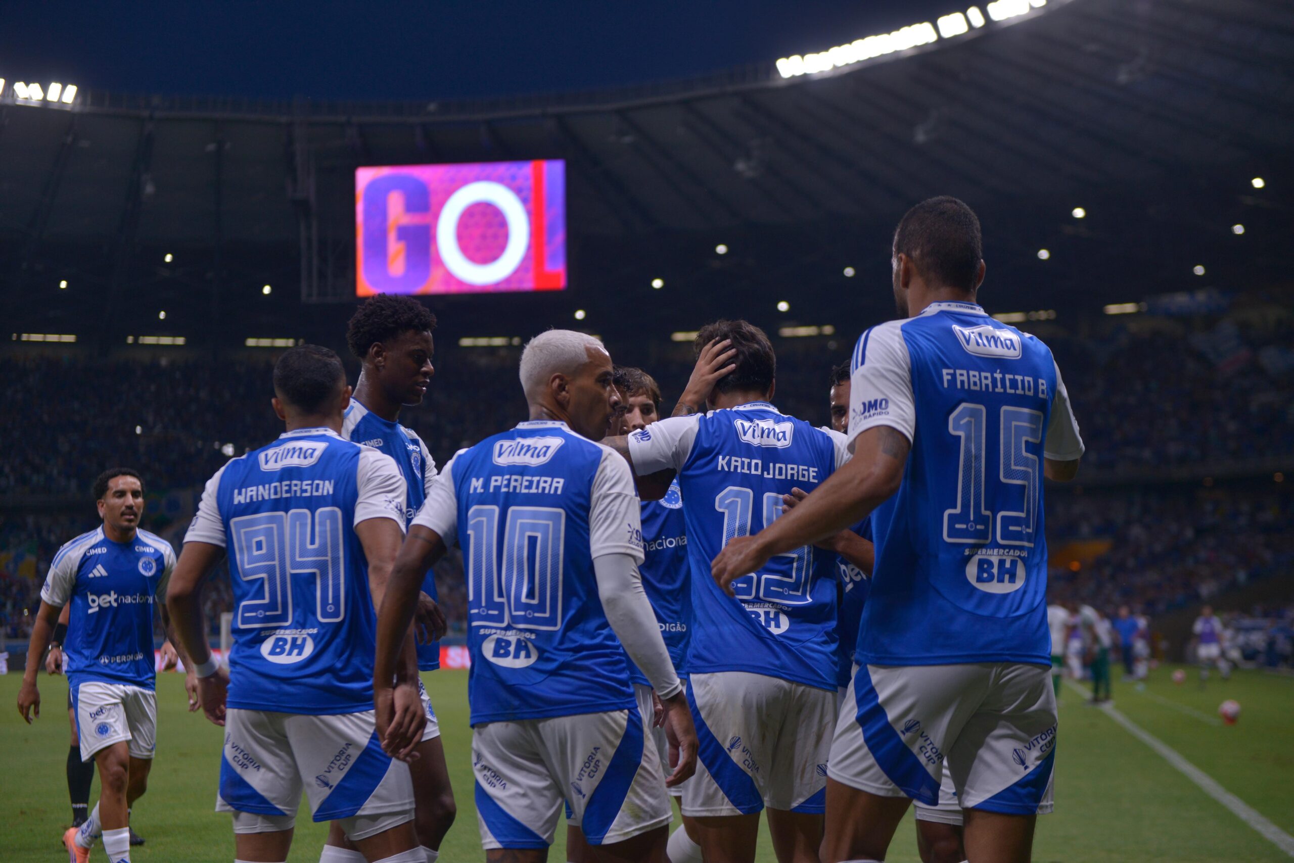 Cruzeiro atropela Uberlândia com show de gols e lidera Grupo C no Mineiro