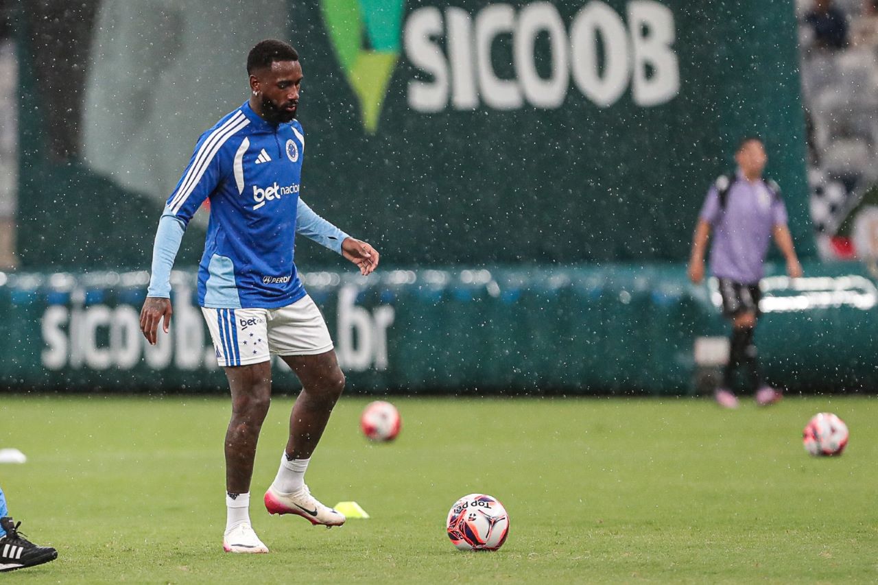 Gerson fica no banco e Cruzeiro surpreende na escalação contra Atlético