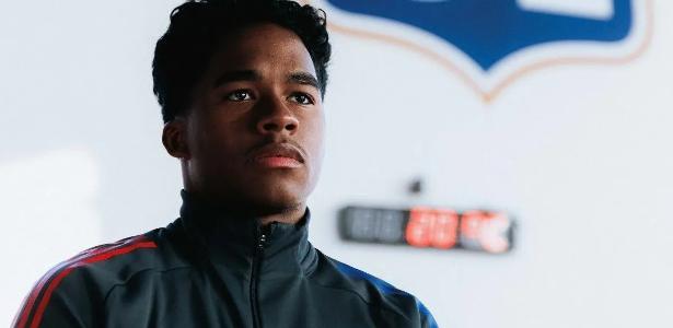 Endrick estreia no Lyon e corre contra o tempo para voltar à seleção brasileira