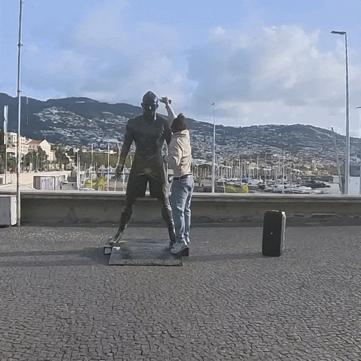 Estátua de Cristiano Ronaldo em Funchal é incendiada por morador da Madeira