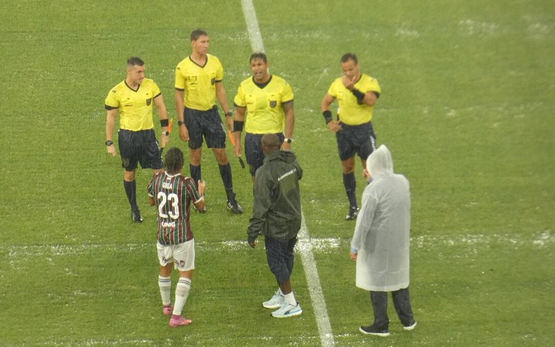 Chuva forte paralisa clássico entre Fluminense e Flamengo no Maracanã