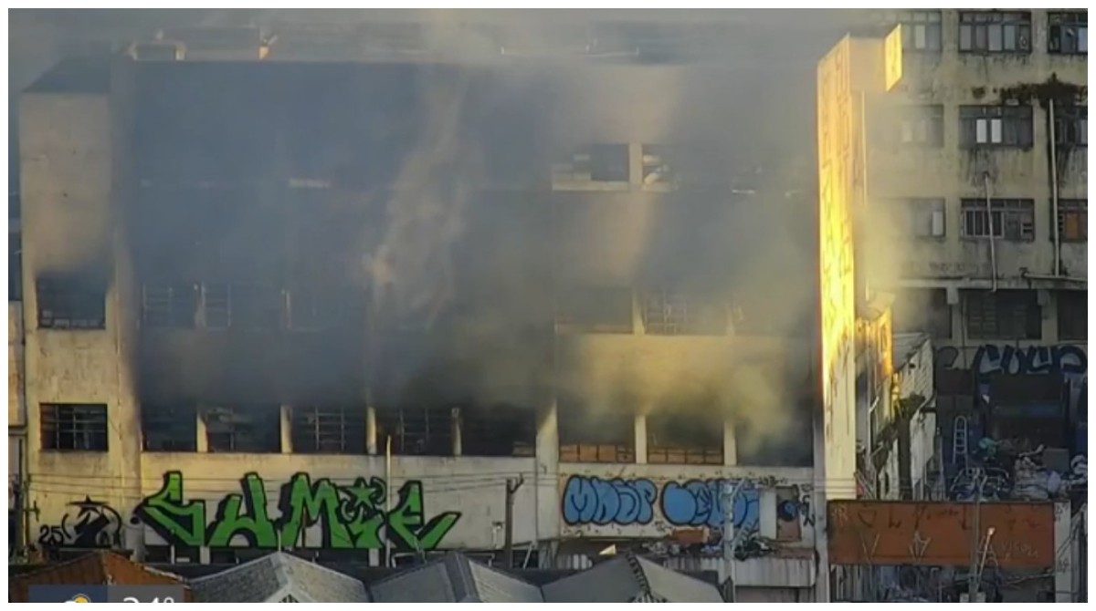 Incêndio de grande proporção consome edifício na Vila Prudente na manhã desta segunda – imagem do artigo