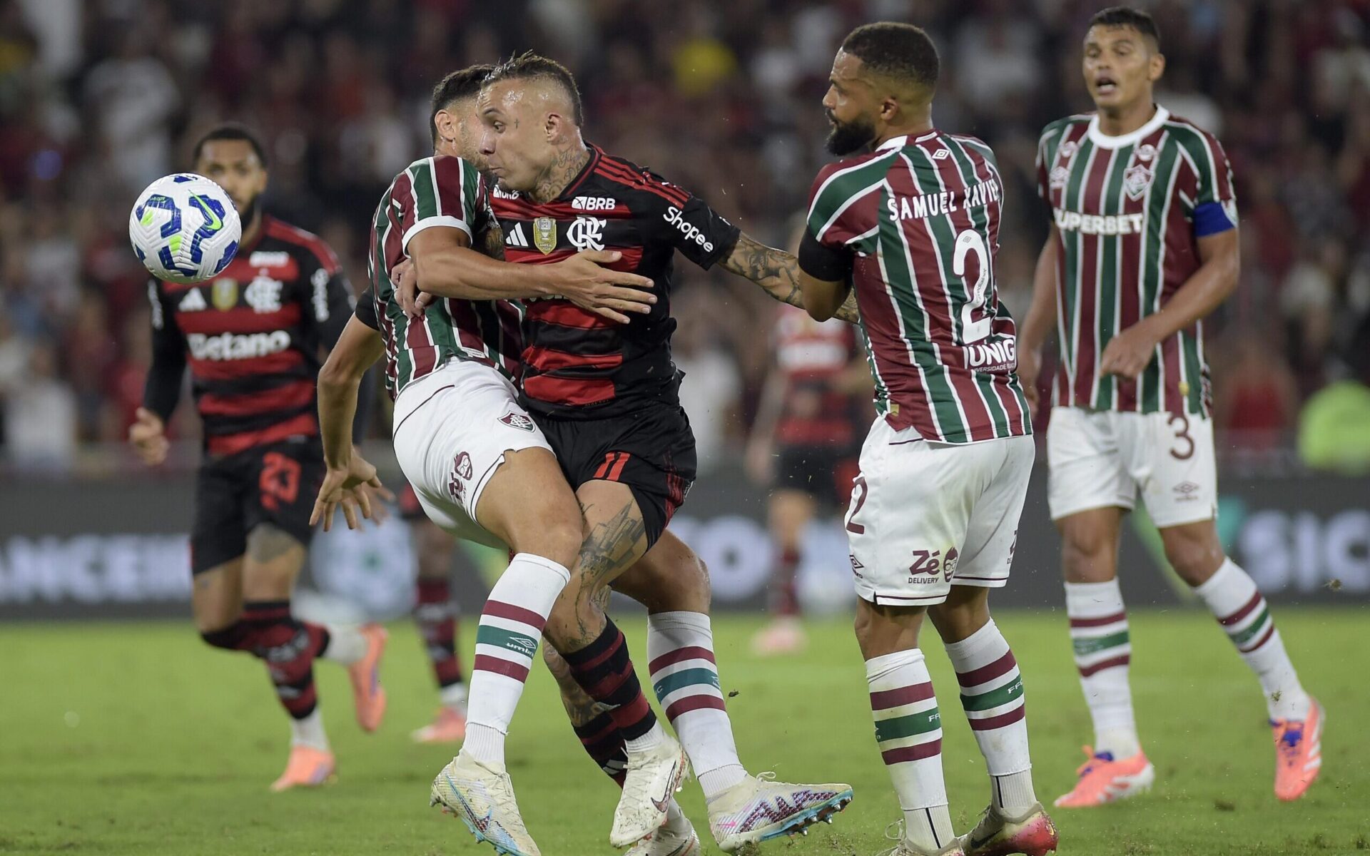 Flamengo escala time titular contra Fluminense e gera debate sobre prioridades