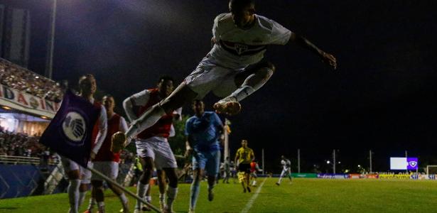 São Paulo confirma compra do volante Djhordney após destaque na Copinha