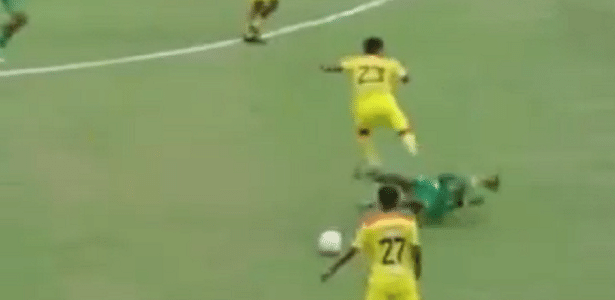 Jogador é banido do futebol na Indonésia após agressão chocante em jogo da 4ª divisão