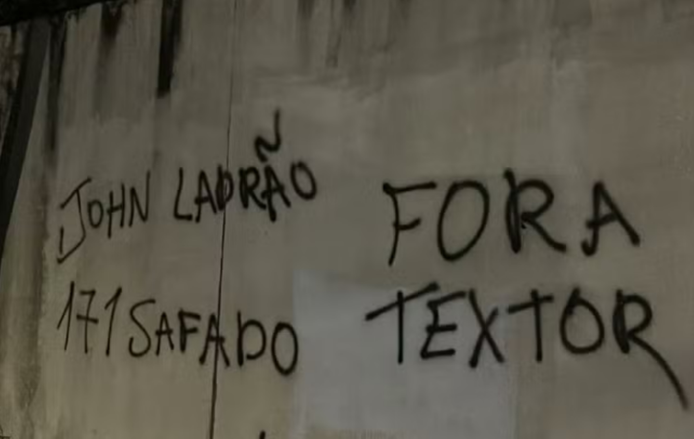 Botafogo sofre com pichações no CT e pressão sobre John Textor cresce