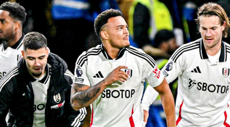 Torcedor do Liverpool é banido de estádios após ofensas racistas a Rodrigo Muniz