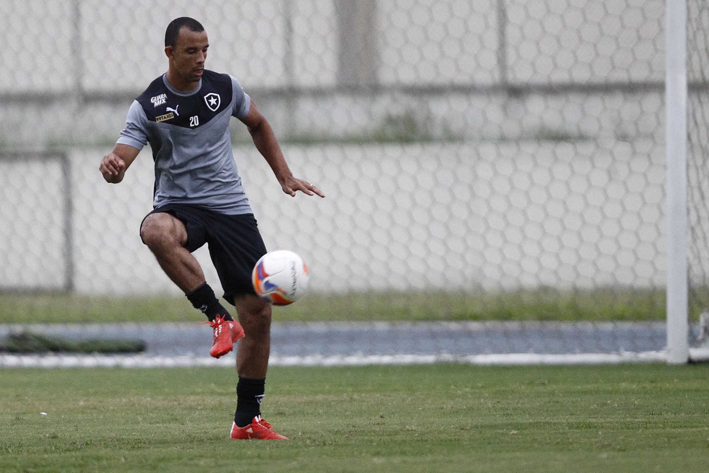 Roger Carvalho renova com Tombense e segue firme no futebol aos 39 anos