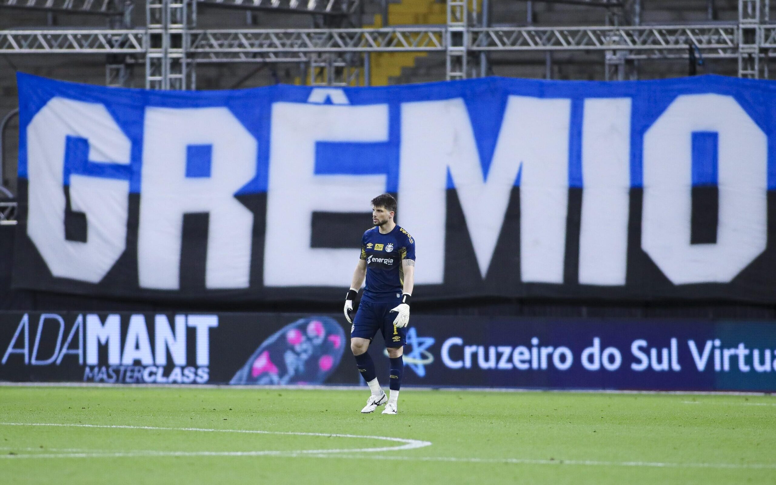 Tiago Volpi abre futuro no Grêmio após chegada de Weverton e disputa pela titularidade