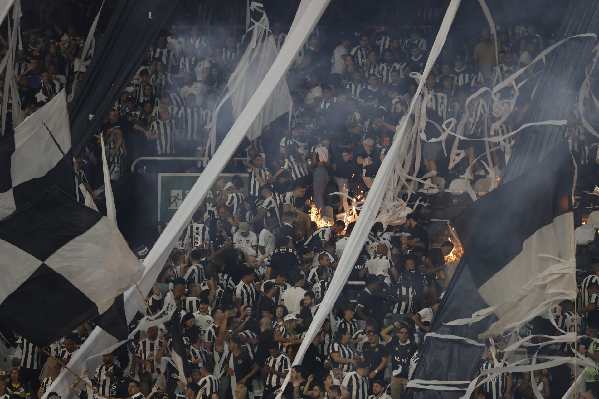 Torcedor do Botafogo Processa SAF Após Incêndio no Estádio Nilton Santos – imagem do artigo