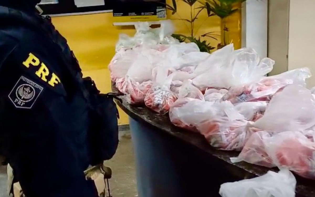 PRF apreende 27 kg de drogas com aviso inusitado em Seropédica