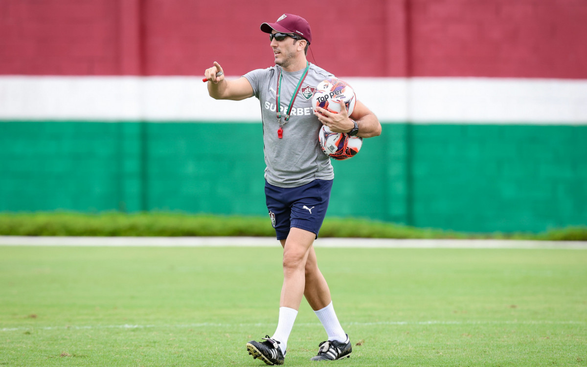 Zubeldía prepara mudanças no meio-campo do Fluminense para o clássico contra o Botafogo