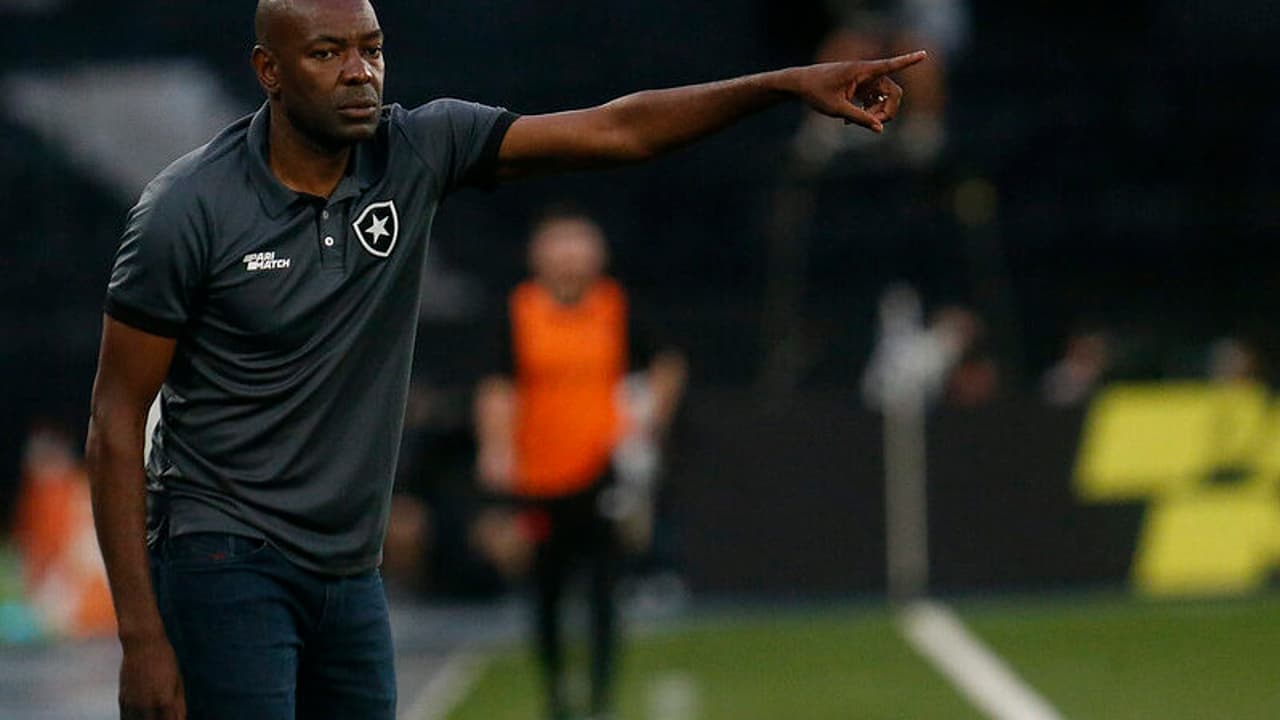 Botafogo intensifica cortes e demite Cláudio Caçapa em reestruturação da SAF