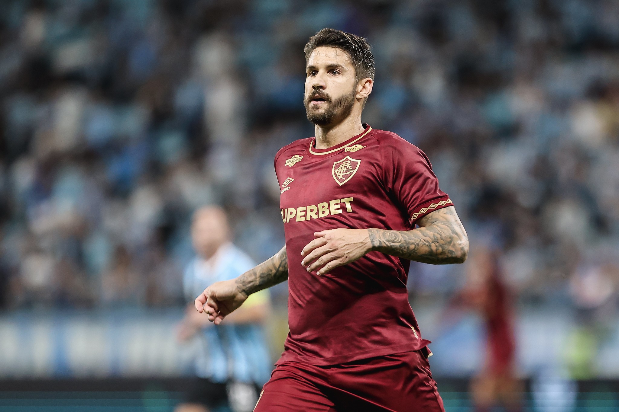 Fluminense avalia proposta dos Emirados Árabes por Everaldo enquanto mira Denis Bouanga