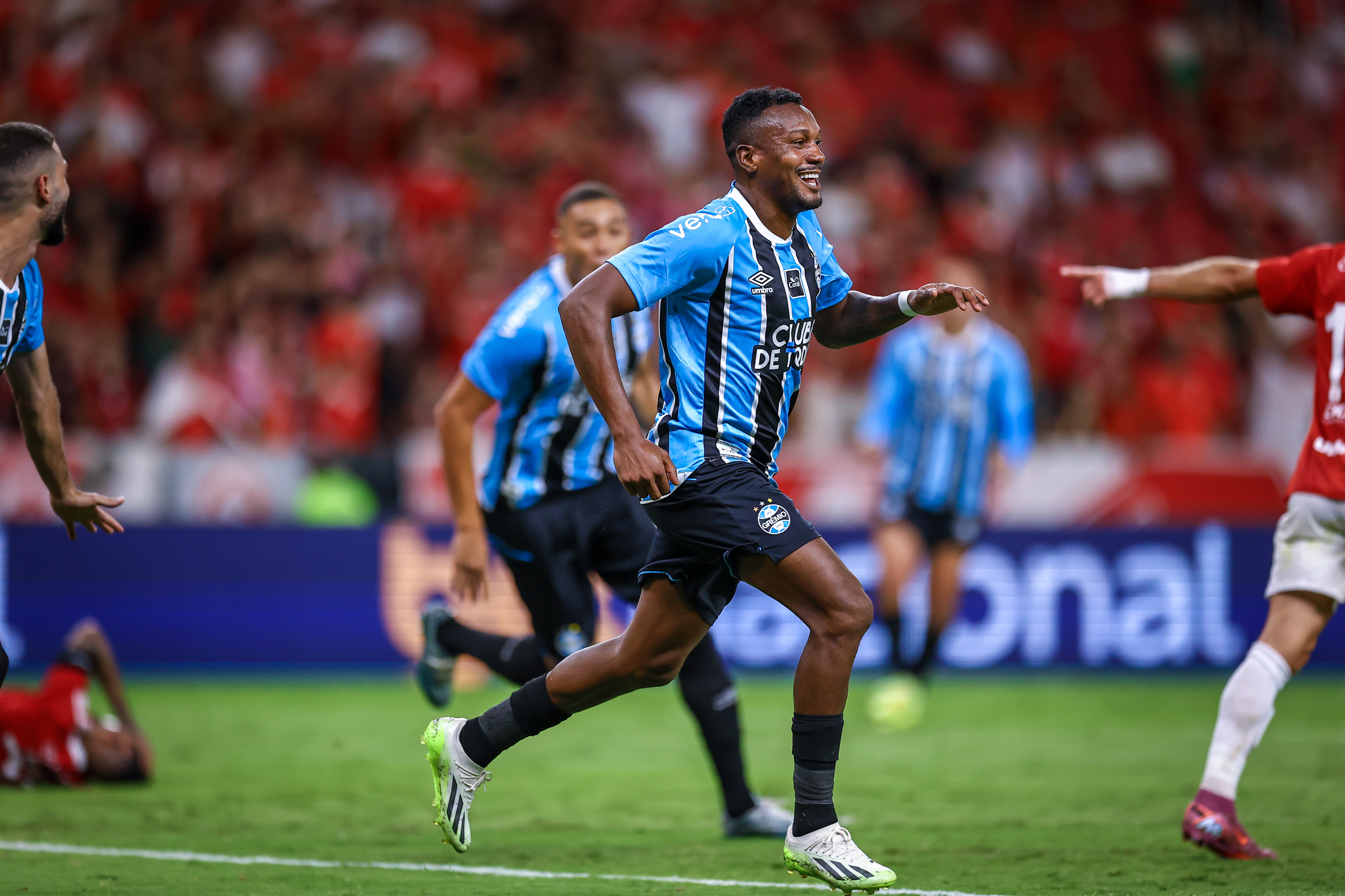 Edenílson se despede do Grêmio e está próximo de fechar com o Botafogo