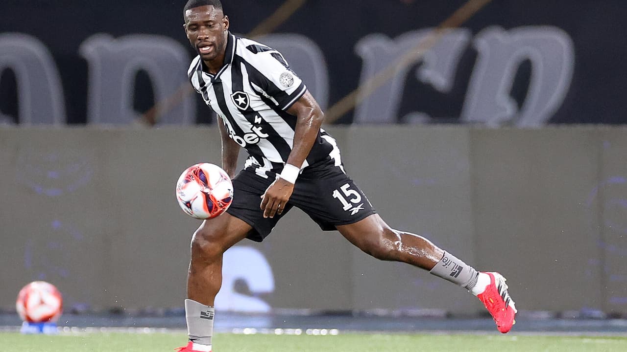 Bastos retorna ao Botafogo após grave lesão e mostra força na zaga contra o Fluminense – imagem do artigo
