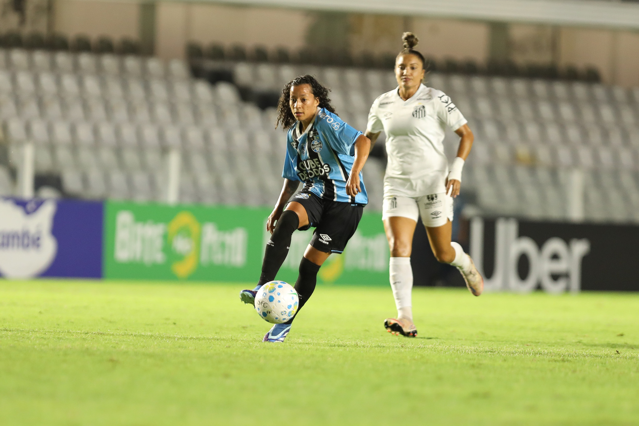 Santos vence Grêmio na estreia do Brasileirão Feminino com show na Vila Belmiro