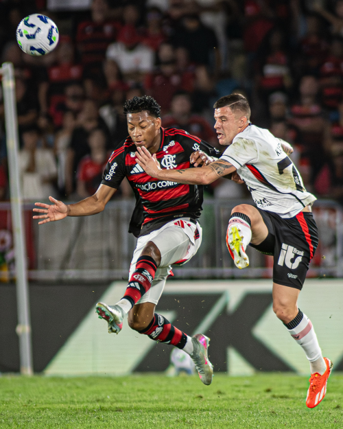 Vitória e Flamengo duelam no Barradão em busca de recuperação no Brasileirão 2026