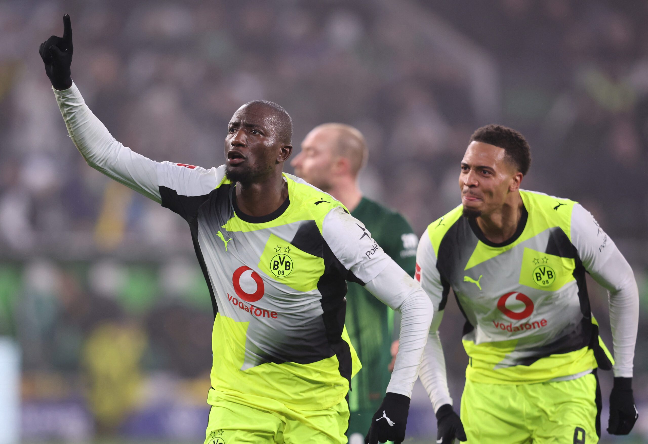 Borussia Dortmund vence Wolfsburg e mantém caça ao Bayern na Bundesliga