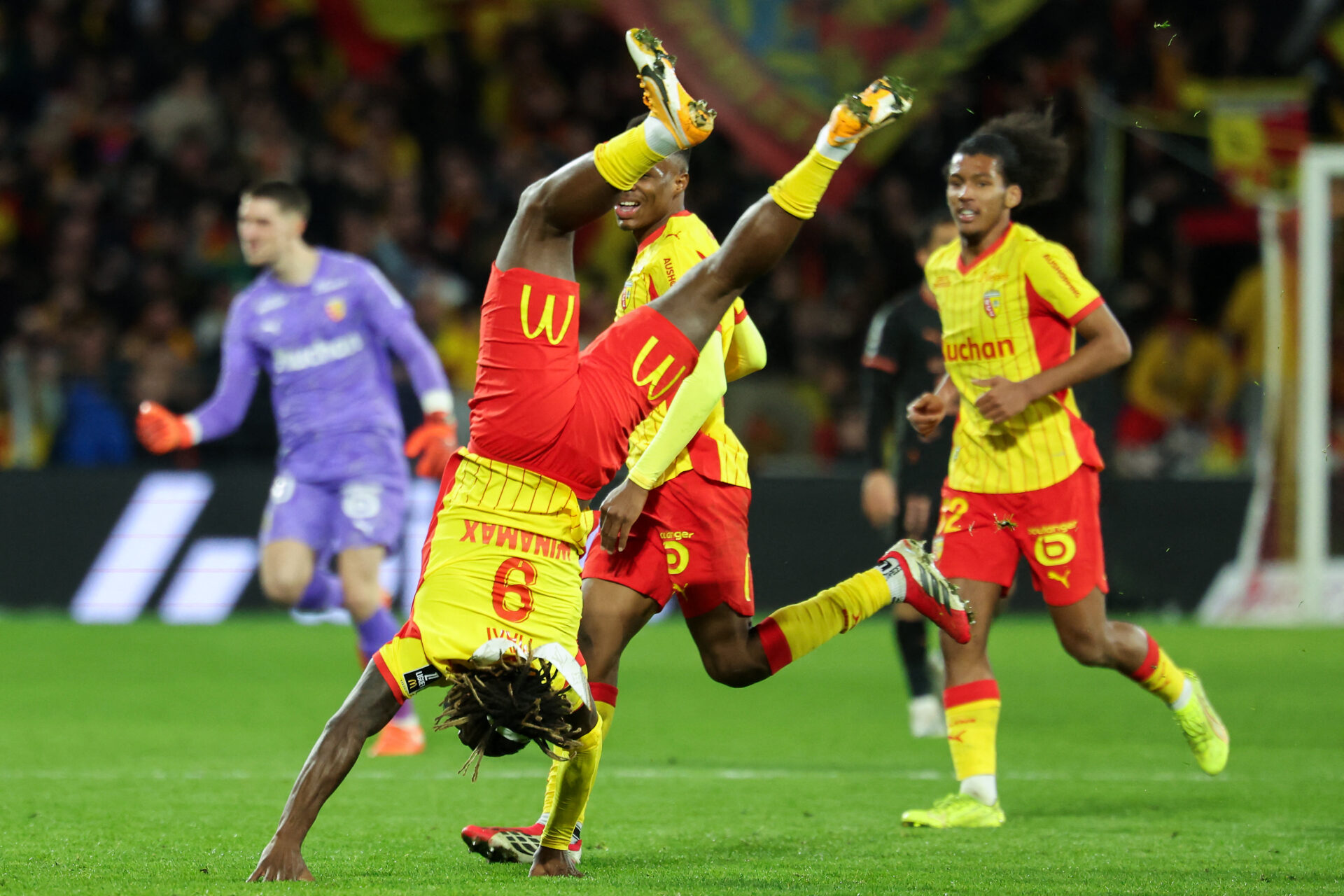 Lens vira sobre Rennes e assume liderança provisória da Ligue 1