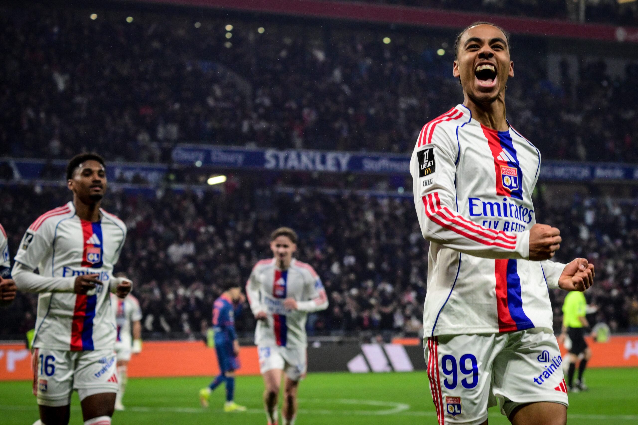 Lyon mantém sequência e vence Nice por 2 a 0 mesmo sem Endrick