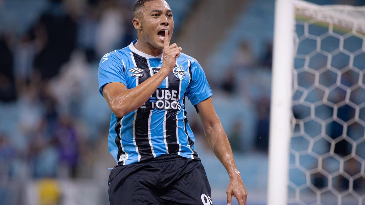 Carlos Vinícius brilha com terceiro hat-trick pelo Grêmio e vira sensação no Brasileirão – imagem do artigo