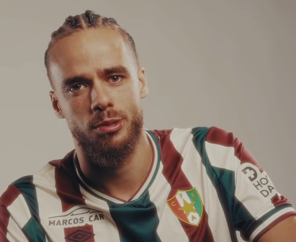 Estrela da Amadora anuncia a contratação do atacante Billal Brahimi