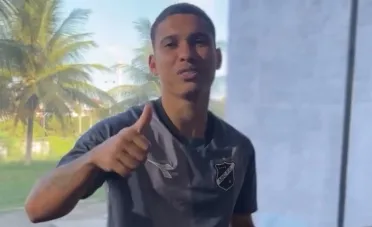 Acidente na BR-101 envolve atacante Thiaguinho do ABC e deixa casal ferido