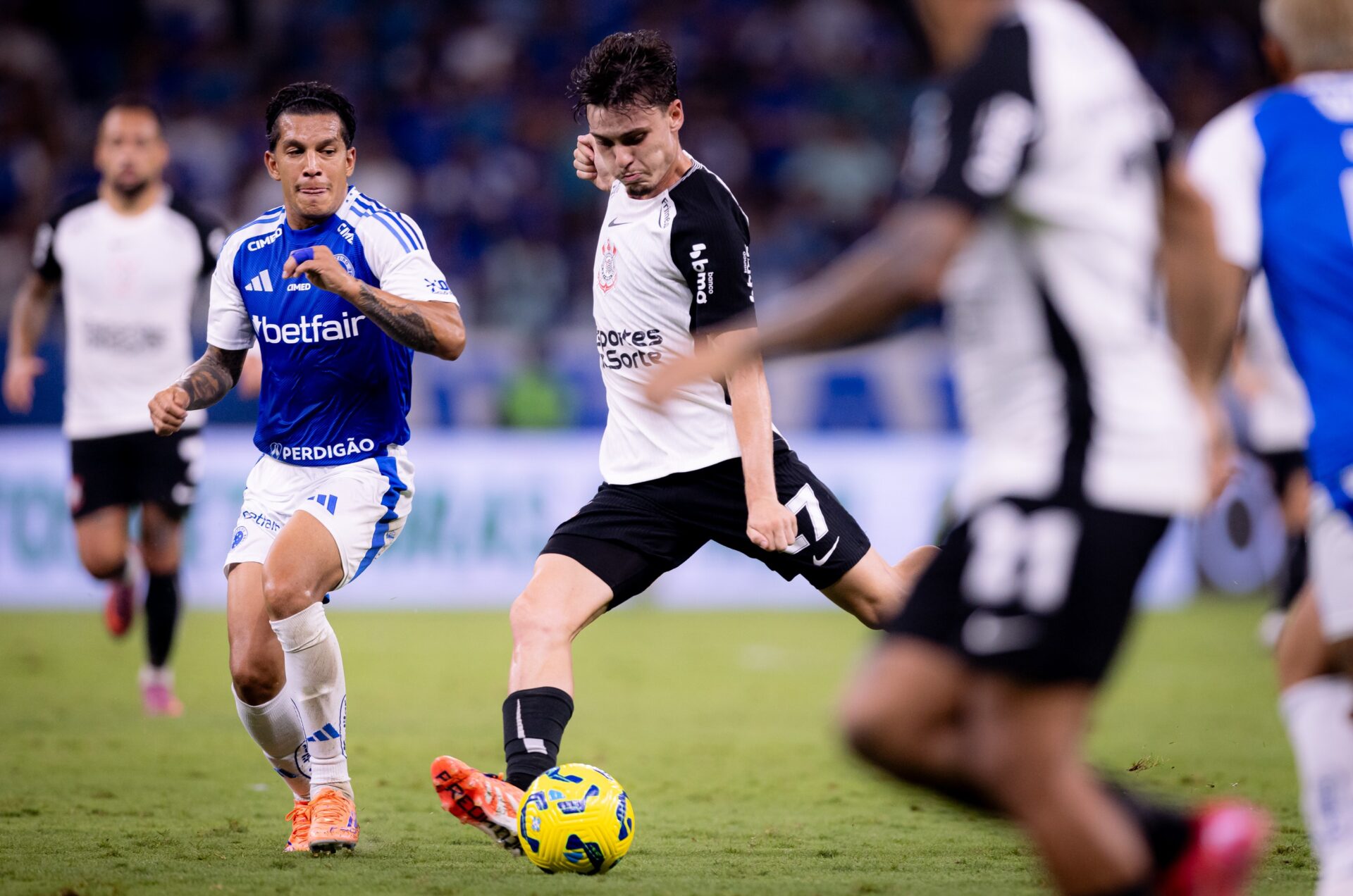 Cruzeiro e Corinthians se enfrentam no Mineirão em duelo decisivo pelo Brasileirão – imagem do artigo