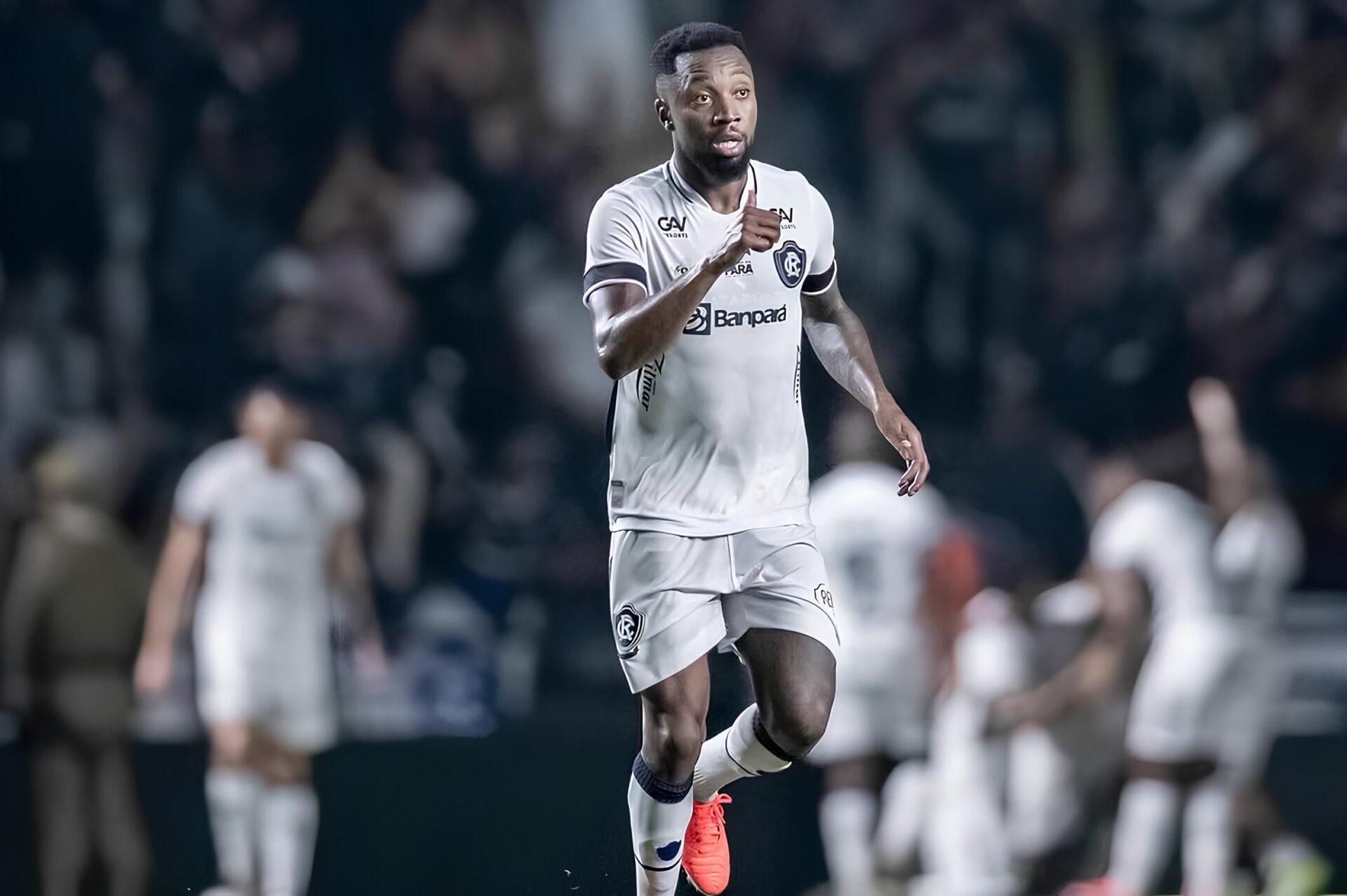 Juan Carlos Osório surpreende e “demitir” lateral Sávio em coletiva após empate do Remo