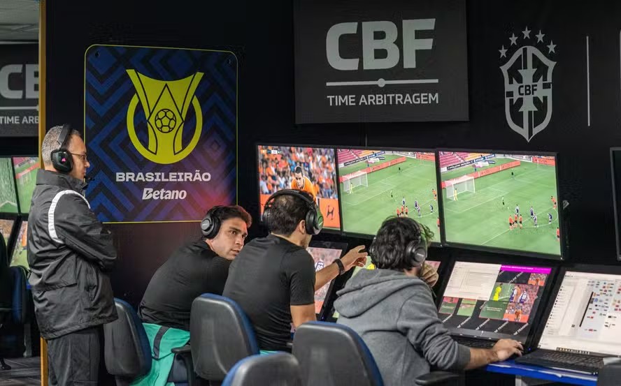 IFAB anuncia novas regras para o futebol com mais protagonismo do VAR e controle do tempo