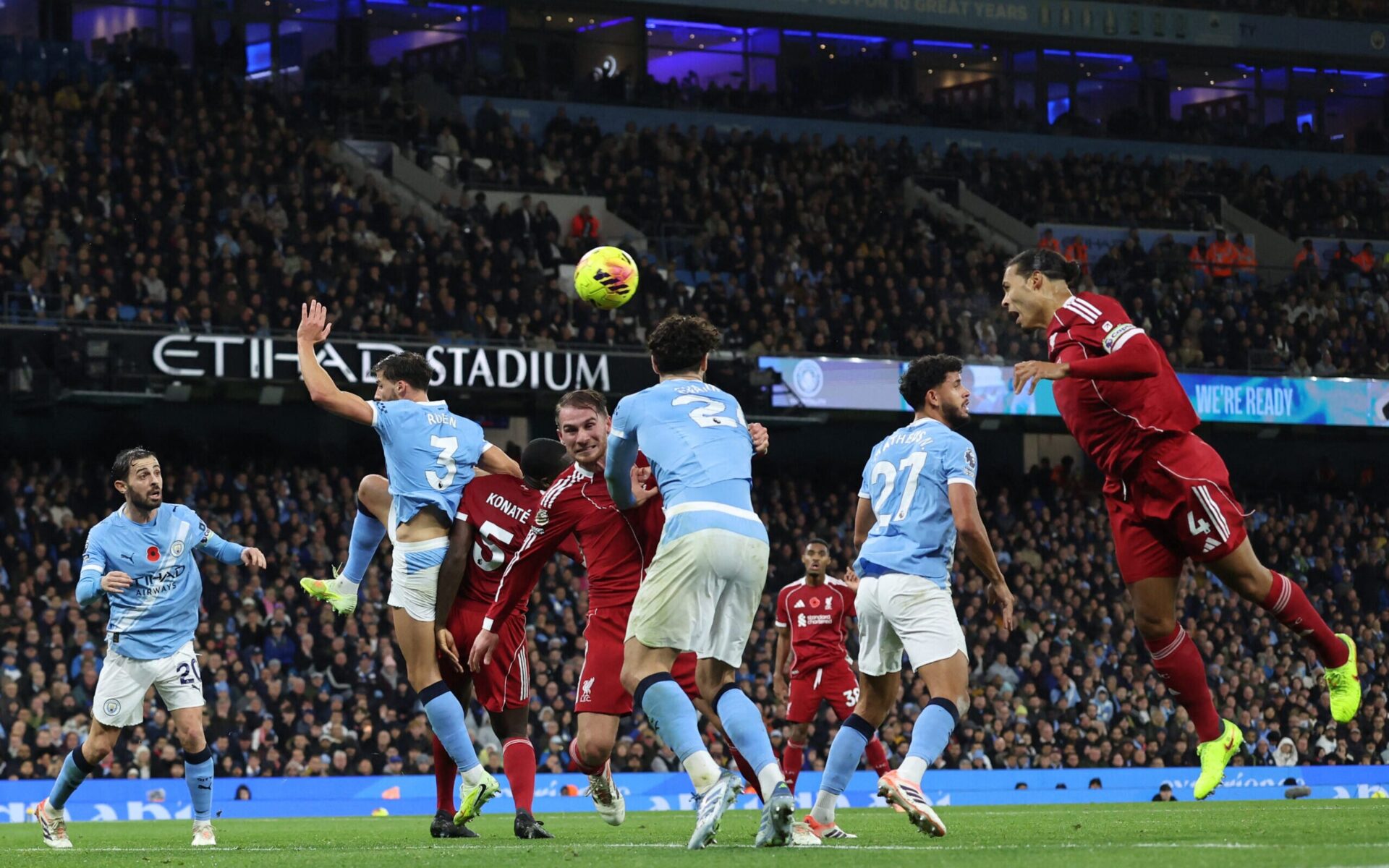 Liverpool e Manchester City revelam escalações para confronto decisivo na Premier League