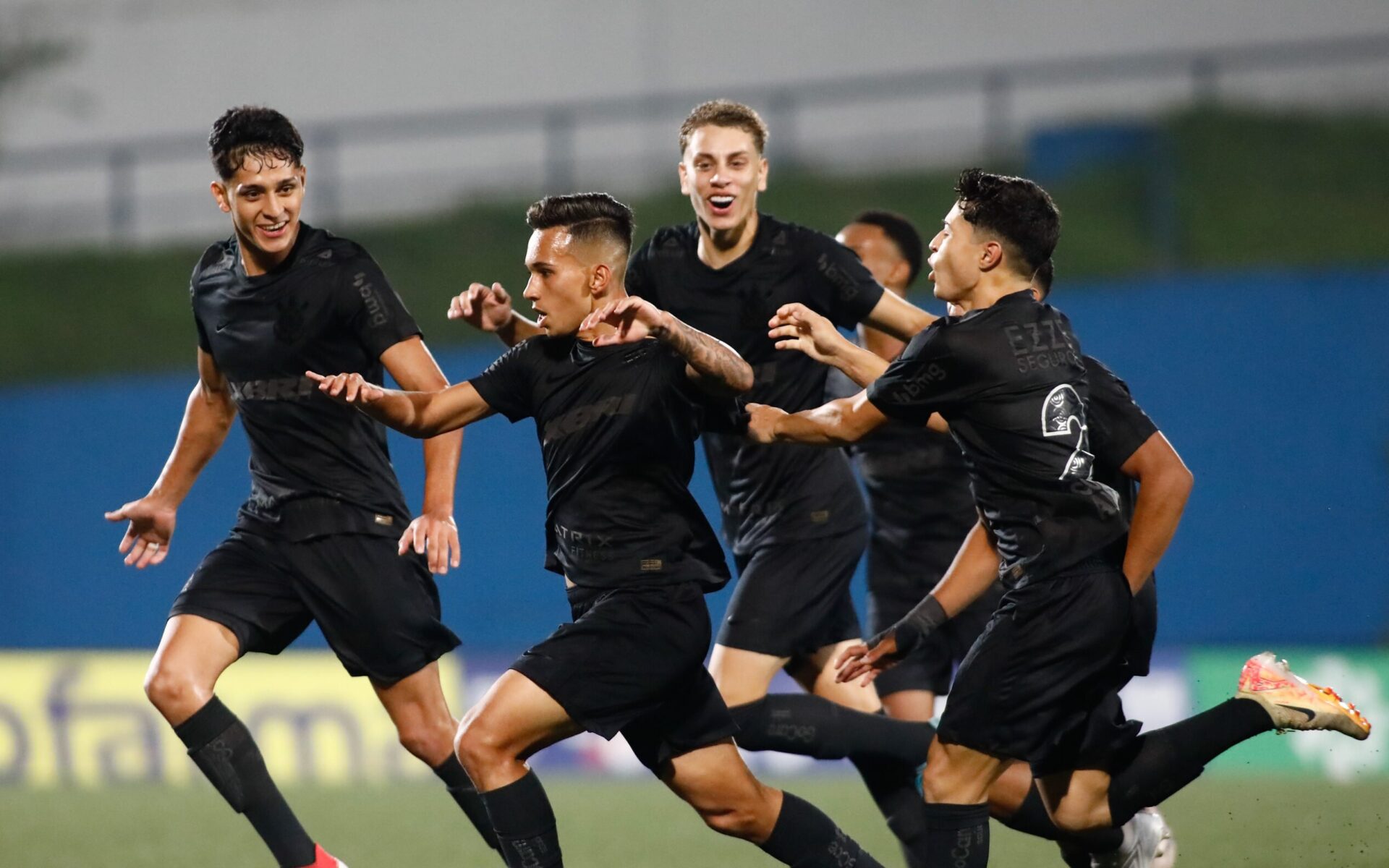 Corinthians libera zagueiro Fernando Vera para clube húngaro em negócio surpreendente