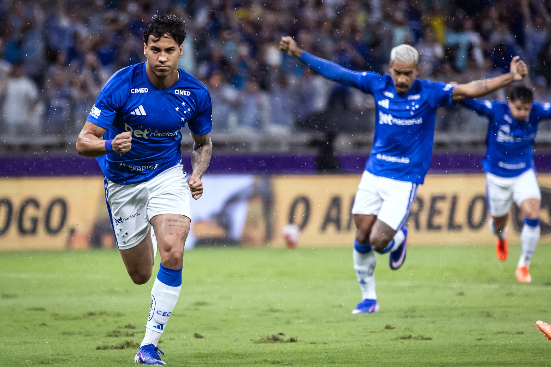 Cruzeiro domina clássico no Mineirão e garante liderança isolada no Mineiro
