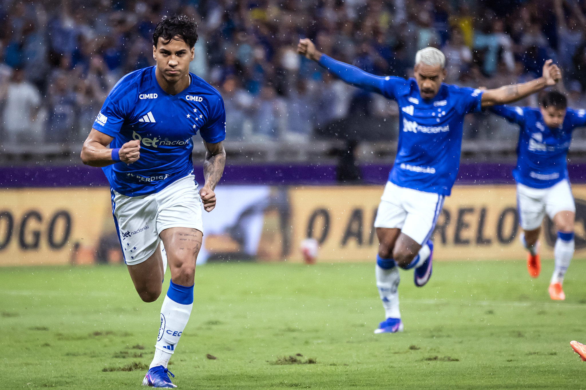 Cruzeiro domina clássico no Mineirão e garante liderança isolada no Mineiro