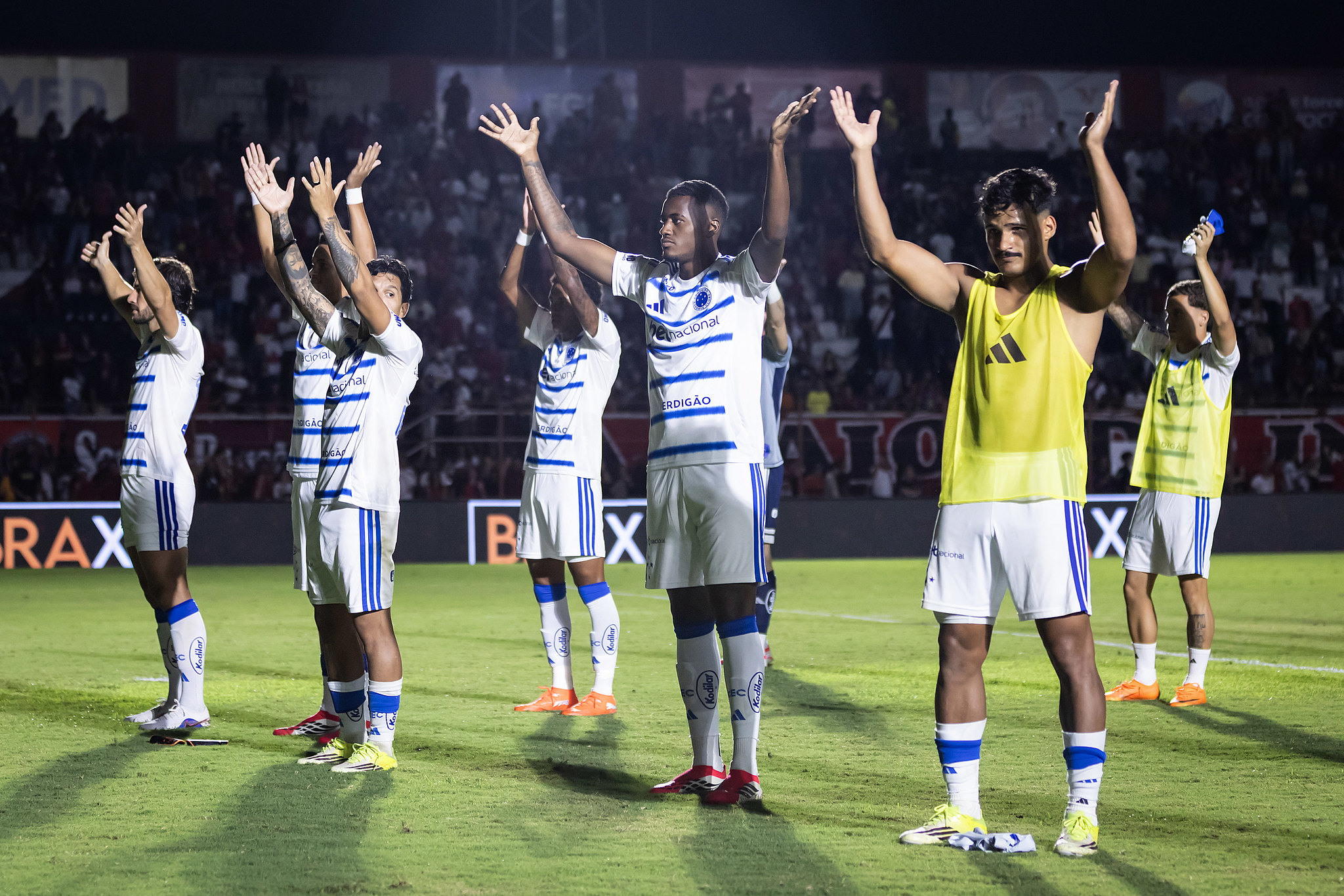 Cruzeiro supera dificuldades ofensivas e vence Pouso Alegre na semifinal do Mineiro